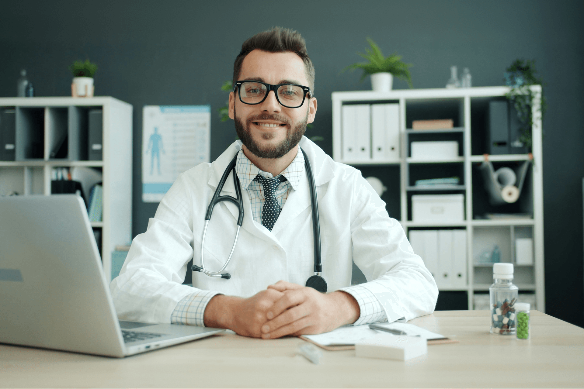 Medico in consulto online di telemedicina in Italia
