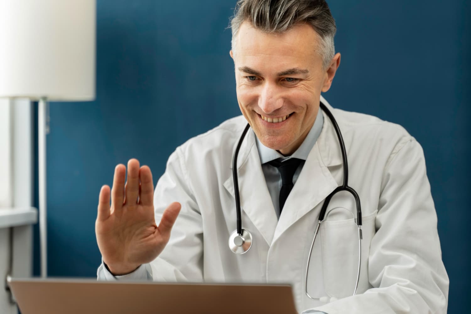Medico che esamina documentazione clinica digitale