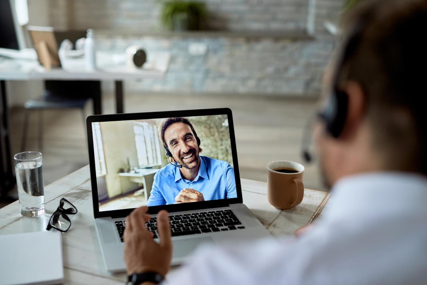 Paziente che usa un consulto medico in formato digitale